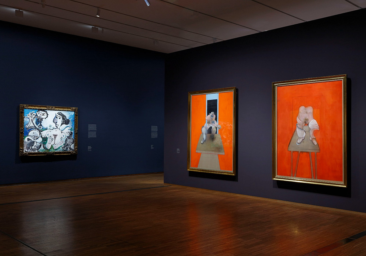 Sala con Figure in Movement di Bacon e un dipinto figurativo di Picasso