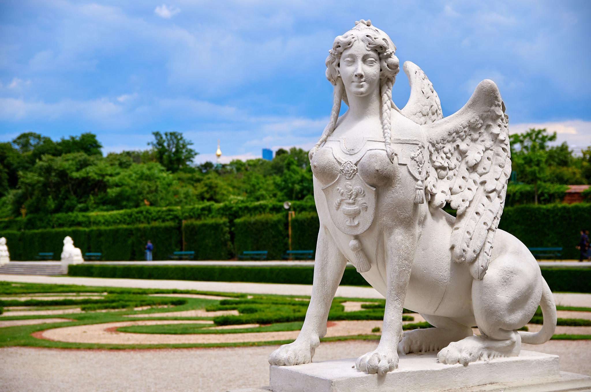 Sfinge barocca lungo i giardini del Belvedere
