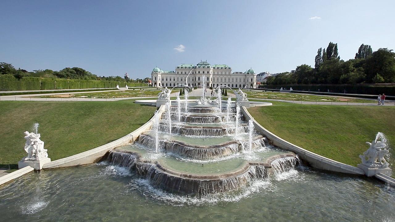 Terrazze geometriche, vasche e scalinate del giardino del Belvedere