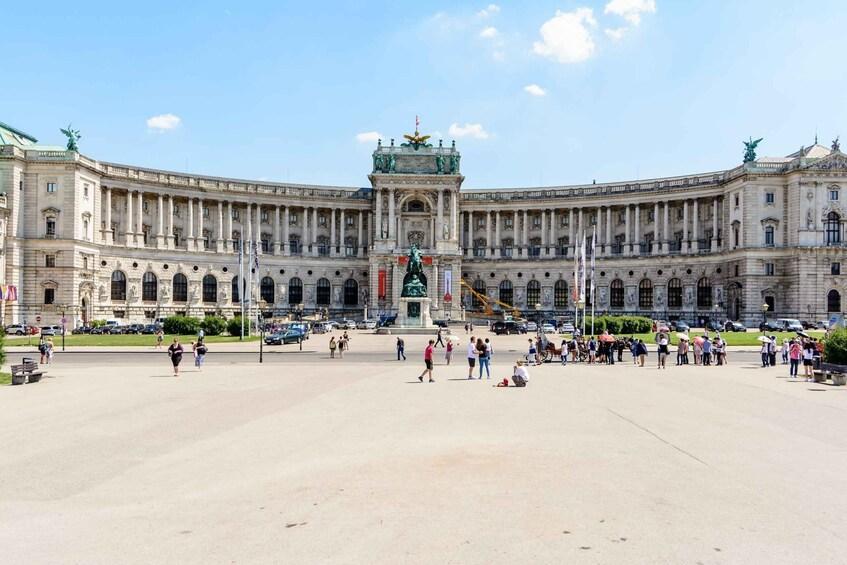 La facciata curva della Neue Burg vista da Heldenplatz