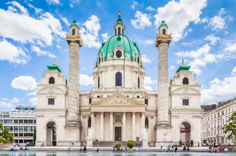 Karlskirche vista da Karlsplatz con la cupola e le due colonne monumentali