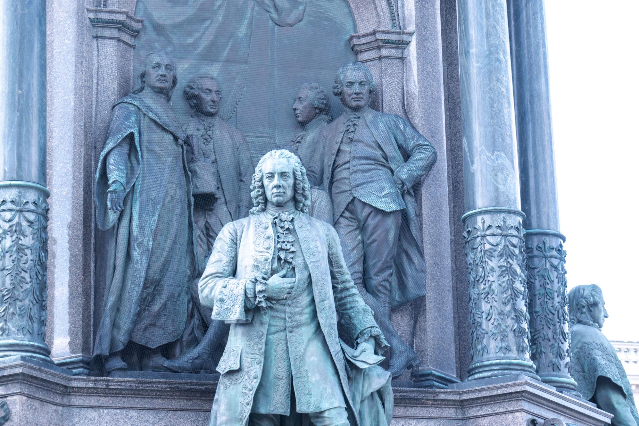 Dettaglio di Mozart bambino nel monumento