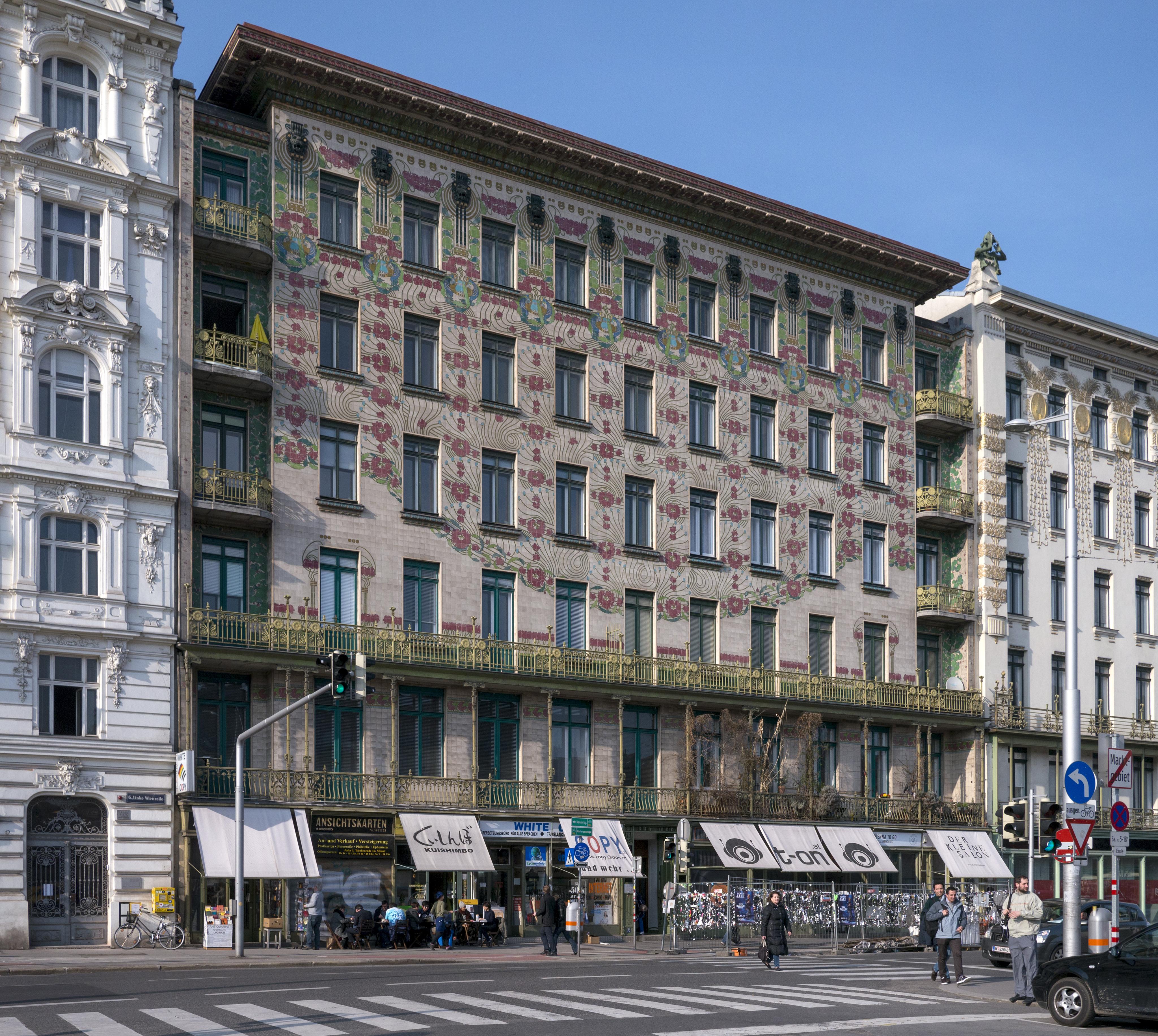 Facciata floreale della Majolikahaus di Otto Wagner lungo Linke Wienzeile
