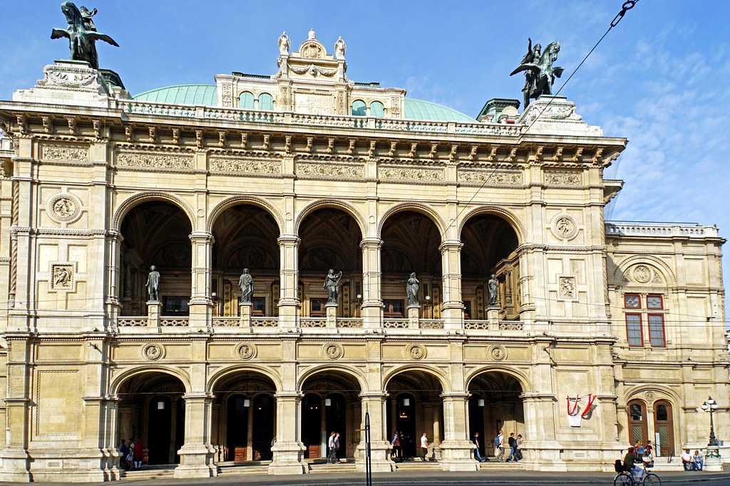 Loggia e arcate della facciata della Wiener Staatsoper sul Ring