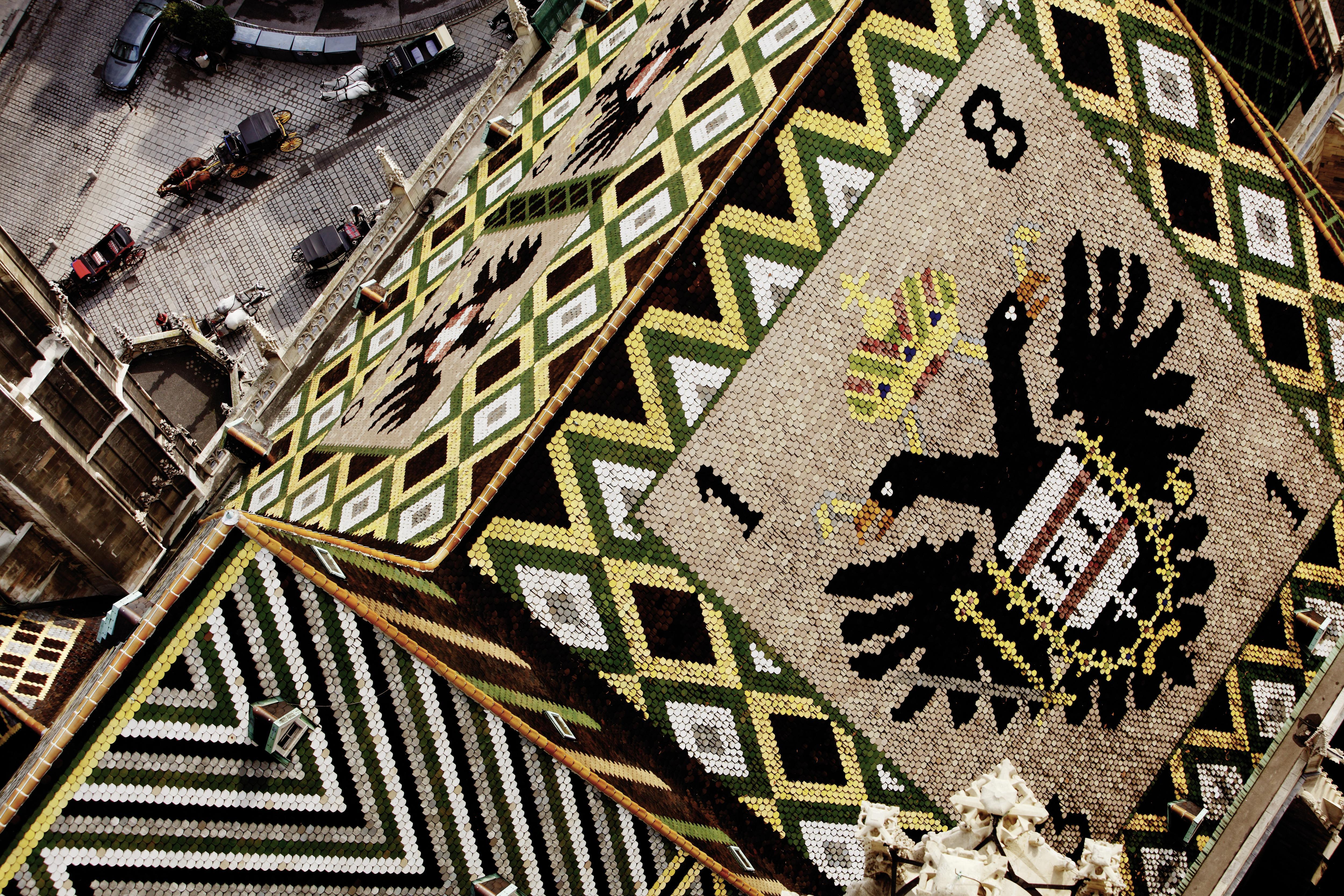Tetto della cattedrale di Santo Stefano con tegole colorate e stemmi