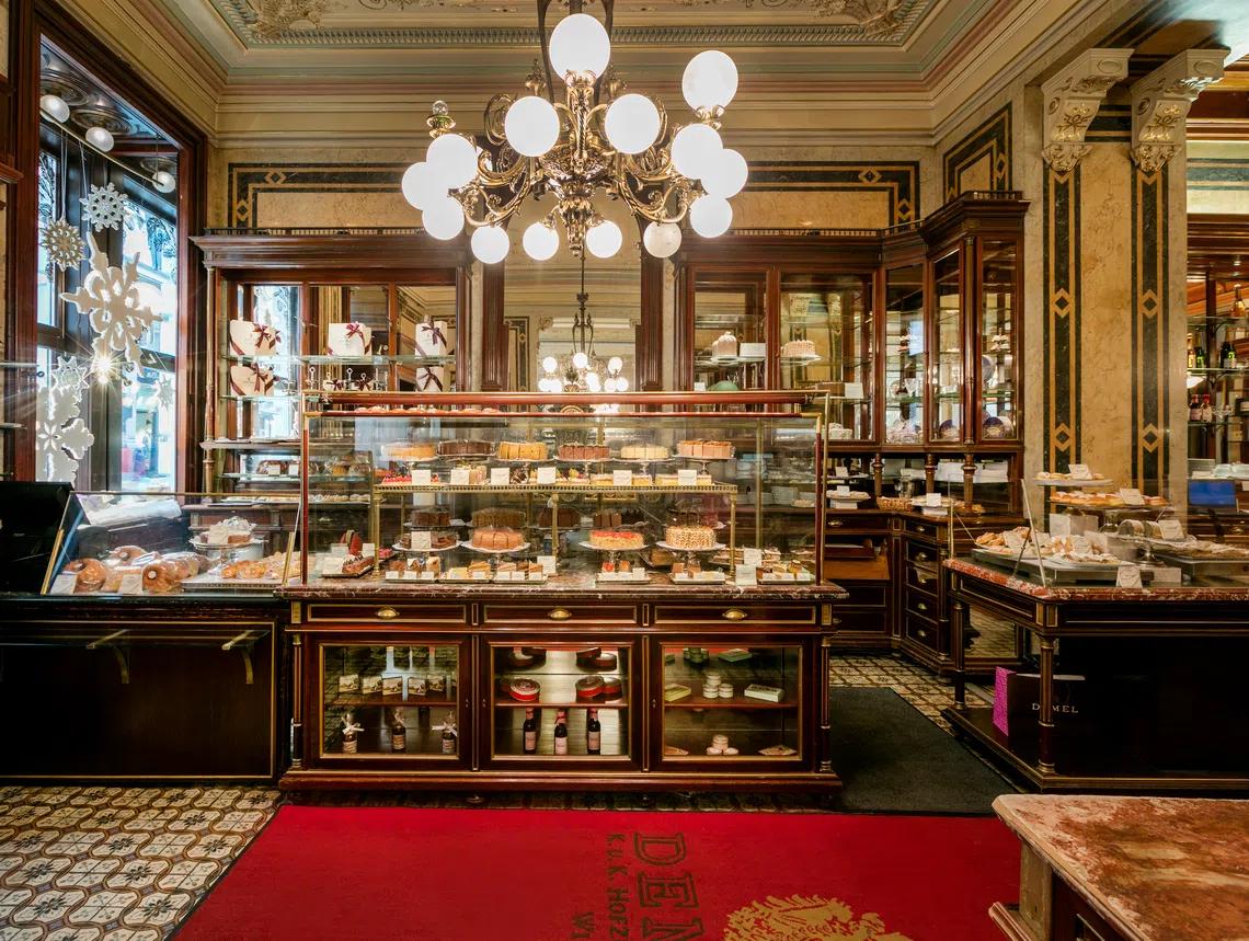 Le vetrine e i dolci della storica pasticceria Demel in Kohlmarkt